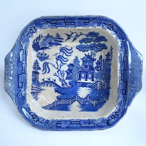 332 - A large quantity of blue and white china and ceramics (boxful)