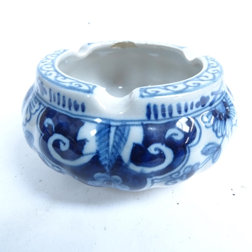 332 - A large quantity of blue and white china and ceramics (boxful)