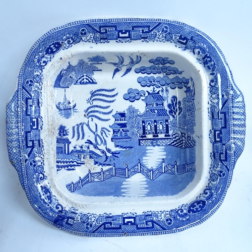 332 - A large quantity of blue and white china and ceramics (boxful)