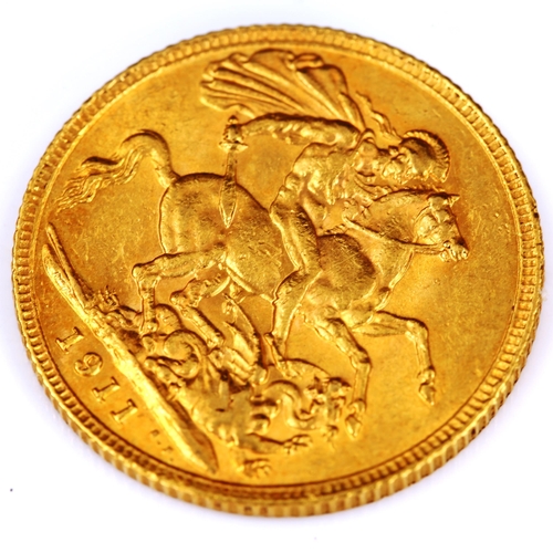 104 - A George V 1911 gold full sovereign coin, 7.9g