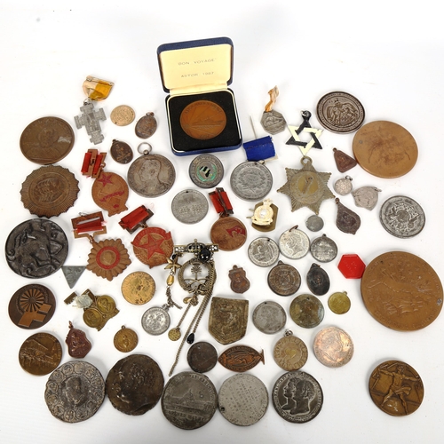 1099 - A collection of medallions and badges etc (2 trays)