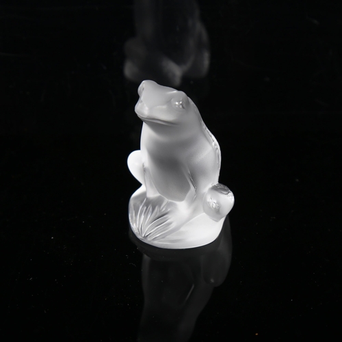 1229 - LALIQUE - a frosted glass frog, engraved signature, height 5.5cm