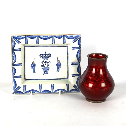 1282 - A Japanese red enamel on metal vase, height 12cm, and a Samson porcelain ashtray, width 19cm (2)