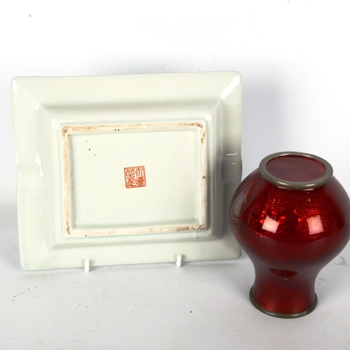 1282 - A Japanese red enamel on metal vase, height 12cm, and a Samson porcelain ashtray, width 19cm (2)