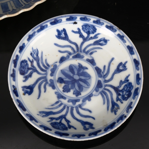 1315 - 3 Chinese blue and white porcelain dishes, largest 19.5cm across, smaller dishes 12cm across (3)