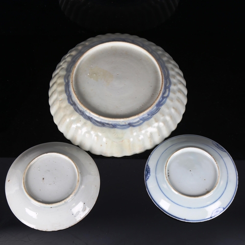 1315 - 3 Chinese blue and white porcelain dishes, largest 19.5cm across, smaller dishes 12cm across (3)