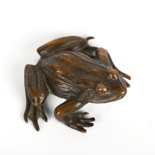 1391 - A patinated bronze frog, circa 1900, length 5.5cm