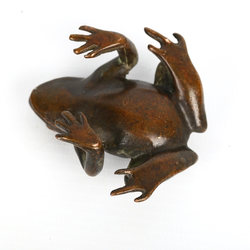 1391 - A patinated bronze frog, circa 1900, length 5.5cm