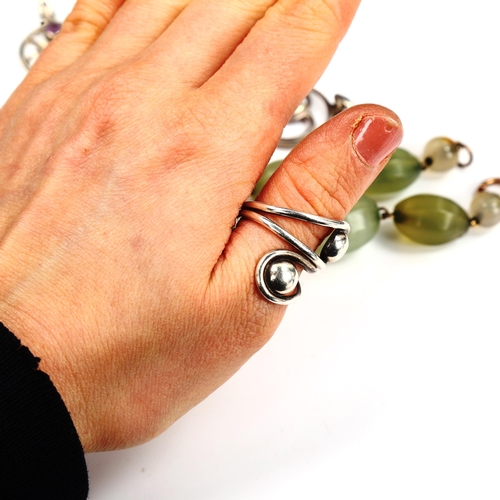 724 - Various silver jewellery and a green hardstone necklace