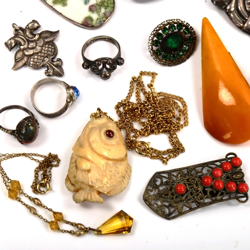 755 - Various jewellery, including Georgian paste brooch, silver dove brooch, butterscotch amber brooch et... 