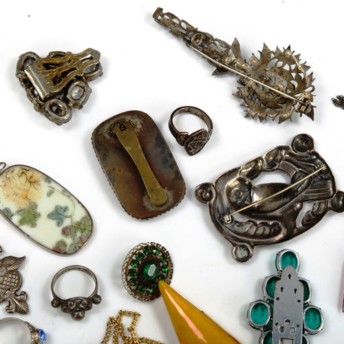 755 - Various jewellery, including Georgian paste brooch, silver dove brooch, butterscotch amber brooch et... 