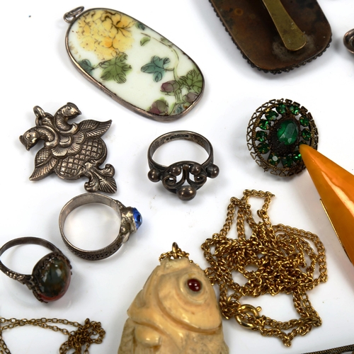 755 - Various jewellery, including Georgian paste brooch, silver dove brooch, butterscotch amber brooch et... 