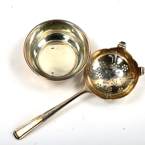 770 - An Elizabeth II silver tea strainer and stand, by Cooper Brothers & Sons Ltd, hallmarks Sheffield 19... 