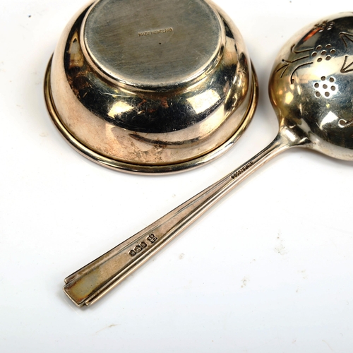 770 - An Elizabeth II silver tea strainer and stand, by Cooper Brothers & Sons Ltd, hallmarks Sheffield 19... 