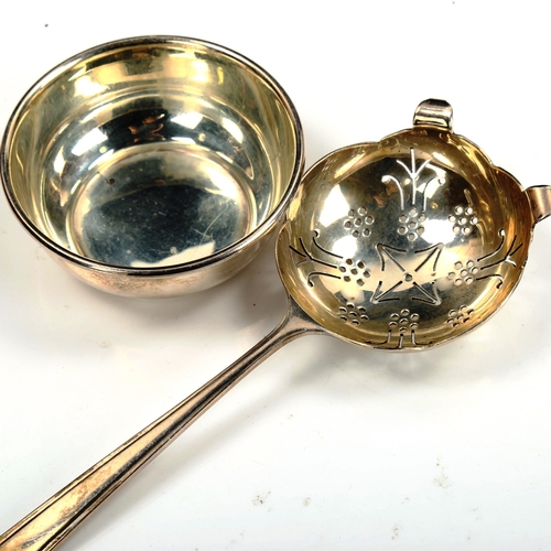 770 - An Elizabeth II silver tea strainer and stand, by Cooper Brothers & Sons Ltd, hallmarks Sheffield 19... 