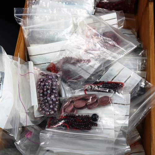 777 - A large quantity of loose gemstones, jewellery findings etc, including pearls, beads, agate, quartz ... 