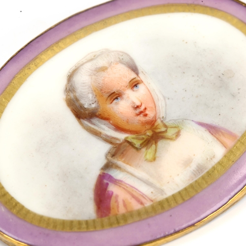 199 - A large Victorian oval watercolour on porcelain brooch, depicting female portrait, in unmarked yello... 