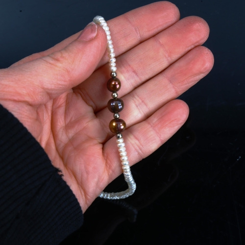 200 - 2 graduated single-strand pearl necklaces, lengths 44cm and 48cm, 18.7g total (2)