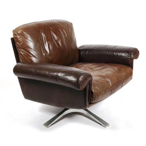 1818 - A 1970s' De Sede DS 31 lounge swivel chair, in brown leather, with aluminium base, height 75cm.