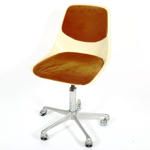 1832 - K SCHAFER for Lubke, a 1960s' Set-line office swivel chair, moulded acrylic seat and aluminium base,... 