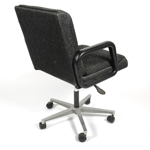 1856 - FRANK DOERNER, Canada 1975 soft pad office swivel chair, adjustable height on aluminium base, height... 