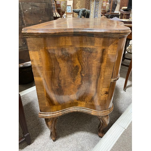 1414 - An 18th century French walnut serpentine-front 2-drawer commode, on cabriole legs, width 102cm, dept... 