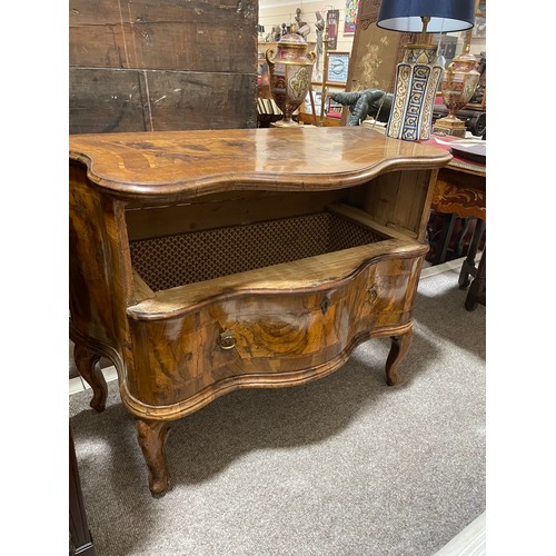 1414 - An 18th century French walnut serpentine-front 2-drawer commode, on cabriole legs, width 102cm, dept... 