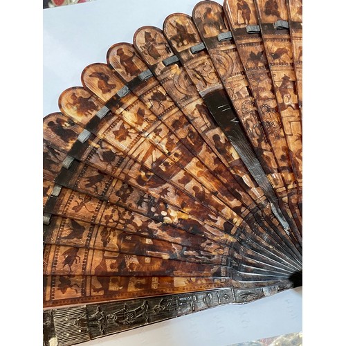 1139 - 2 early 19th century Chinese tortoiseshell brise fans, length 22cm and 18.5cm (2) (A/F)