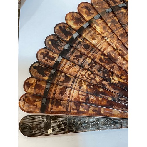 1139 - 2 early 19th century Chinese tortoiseshell brise fans, length 22cm and 18.5cm (2) (A/F)