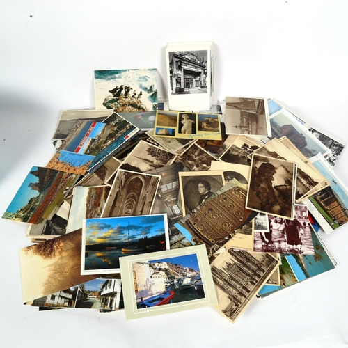 109 - A quantity of Vintage and modern loose postcards, mainly topographical (boxful)