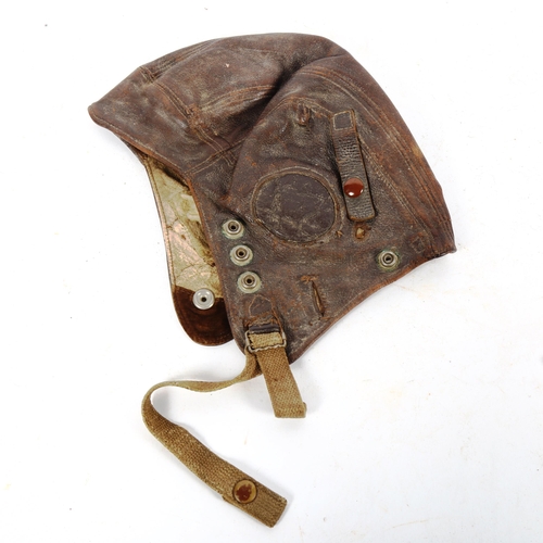 192 - A WWII period leather flying cap