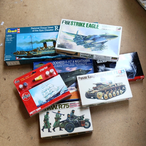 290 - Various boxed hobby kit construction models, including Tamiya Panzer, Revell RMS Titanic, Star Wars ... 