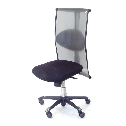 2008 - An HAG H09 swivel office chair with adjustable height