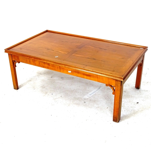 2035 - A modern yew wood coffee table, L107cm, H41cm, D63cm