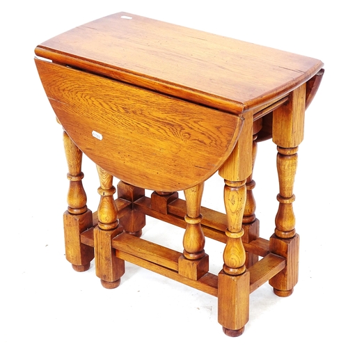 2069 - A small oak gateleg table, L53cm, H51cm