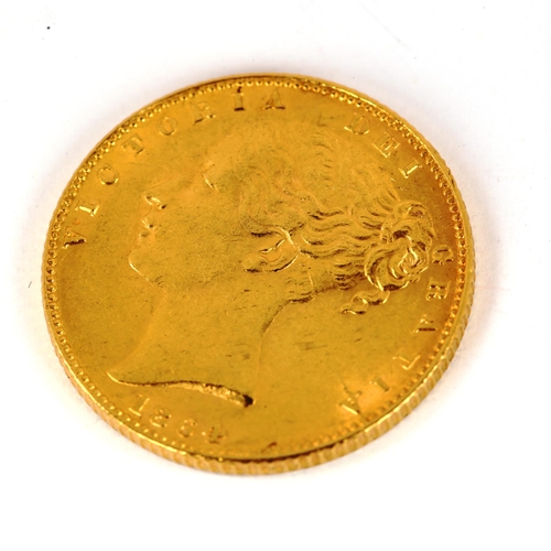 135 - A Victoria 1864 gold full sovereign coin, die no. 27, 7.9g