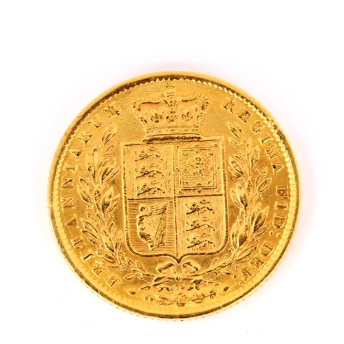 142 - A Victoria 1872 gold full sovereign coin, die no. 70, 7.9g