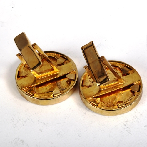 172 - A pair of Victoria gold half sovereign coin cufflinks, in 9ct gold mounts, comprising 1893 and 1901,... 