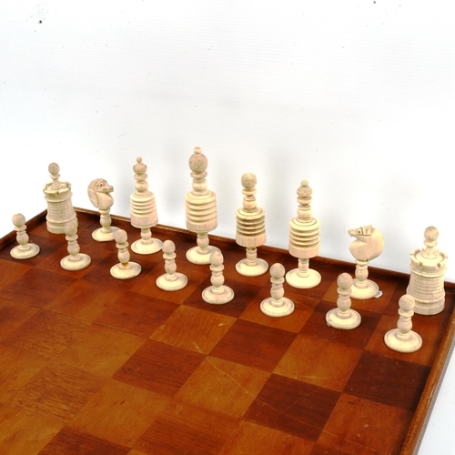1020 - A 19th century red and white stained bone chess set, King height 12cm (1 red pawn not matching), tog... 