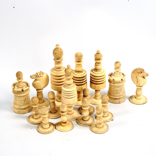 1020 - A 19th century red and white stained bone chess set, King height 12cm (1 red pawn not matching), tog... 