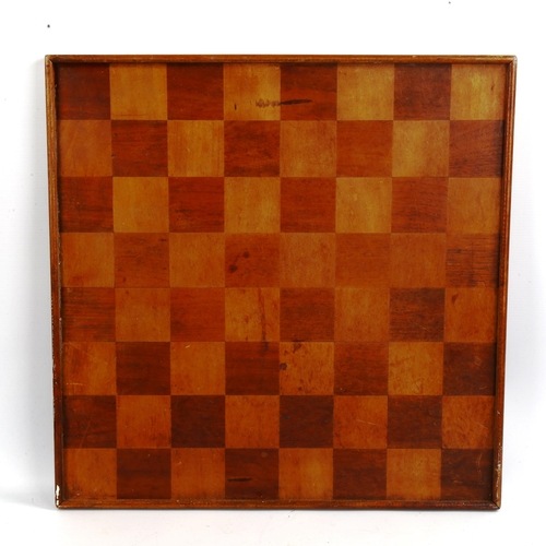 1020 - A 19th century red and white stained bone chess set, King height 12cm (1 red pawn not matching), tog... 