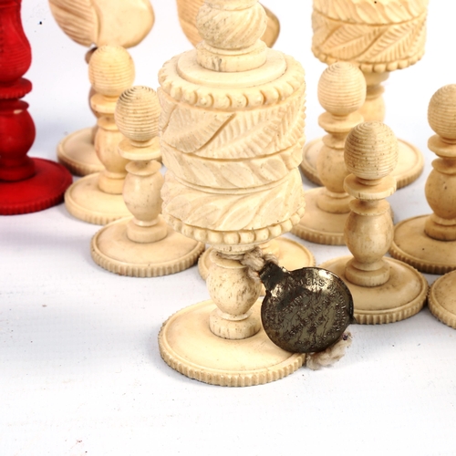 1022 - A 19th century red and white stained bone chess set, King height 13cm