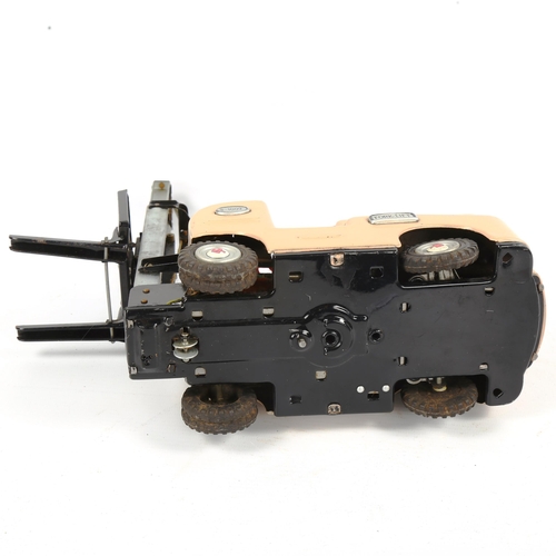 1053 - A Japanese tinplate toy forklift truck, length 28cm