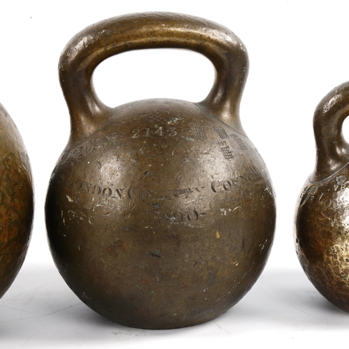 1059 - A graduated set of 3 Victorian bronze ball weights, largest 55lb avoir (3)