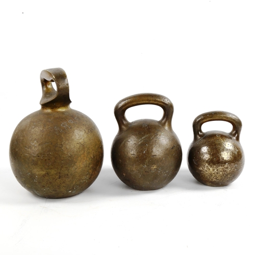 1059 - A graduated set of 3 Victorian bronze ball weights, largest 55lb avoir (3)