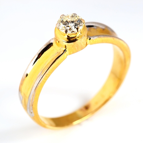 224 - A modern 18ct gold 0.51ct solitaire diamond ring, set with modern round brilliant-cut diamond and 2-... 