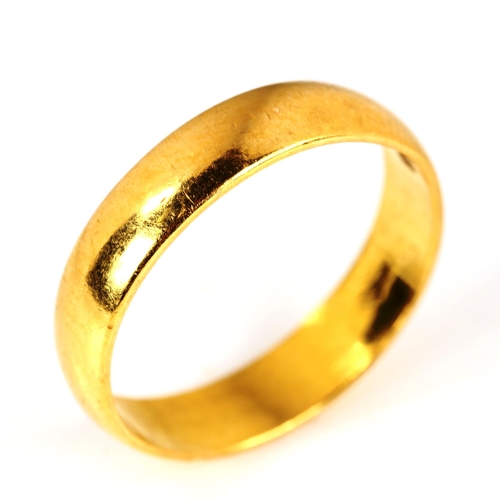 267 - A mid-20th century 22ct gold wedding band ring, hallmarks London 1965, band width 4.3mm, size N, 3.9... 