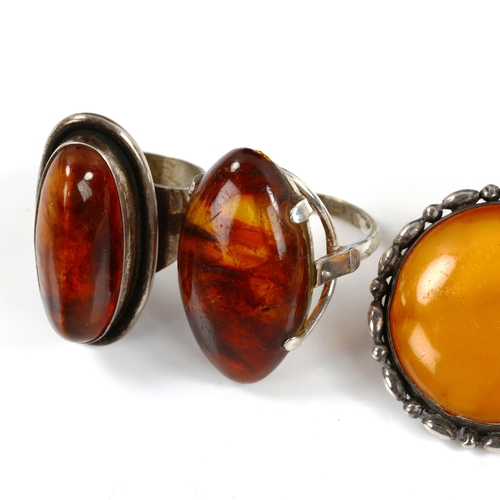 359 - 3 pieces of silver and amber jewellery, comprising 2 rings and 1 brooch, brooch diameter 30.5mm, rin... 