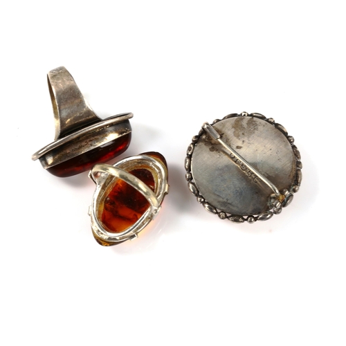 359 - 3 pieces of silver and amber jewellery, comprising 2 rings and 1 brooch, brooch diameter 30.5mm, rin... 