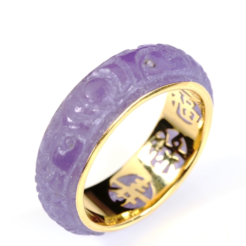 409 - A modern 14ct gold lavender jade band ring, carved dragon decoration with character mark inner shank... 